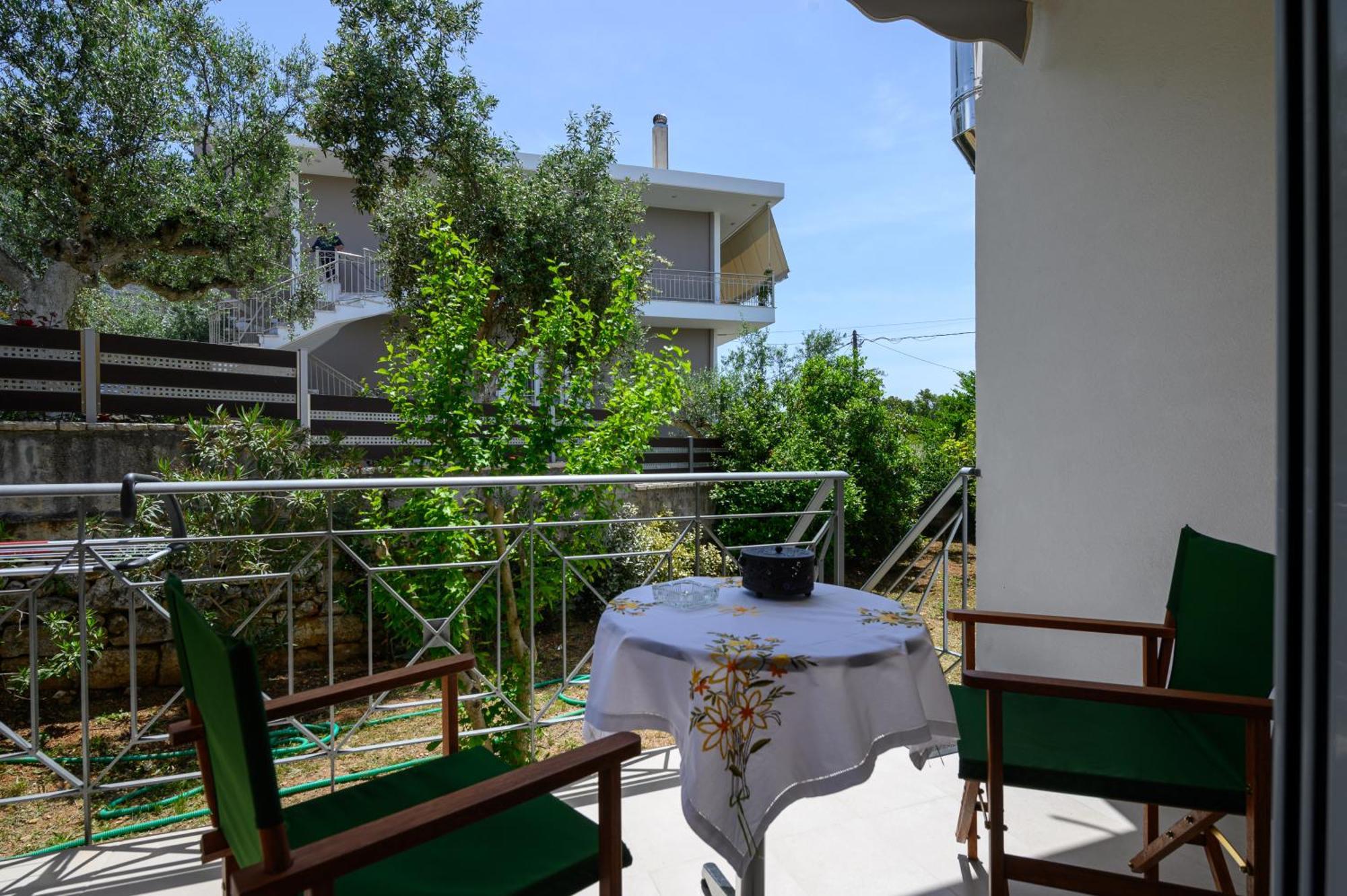 Chic Apartment In Nature, 5-Min Walk To The Beach Каламата Екстер'єр фото